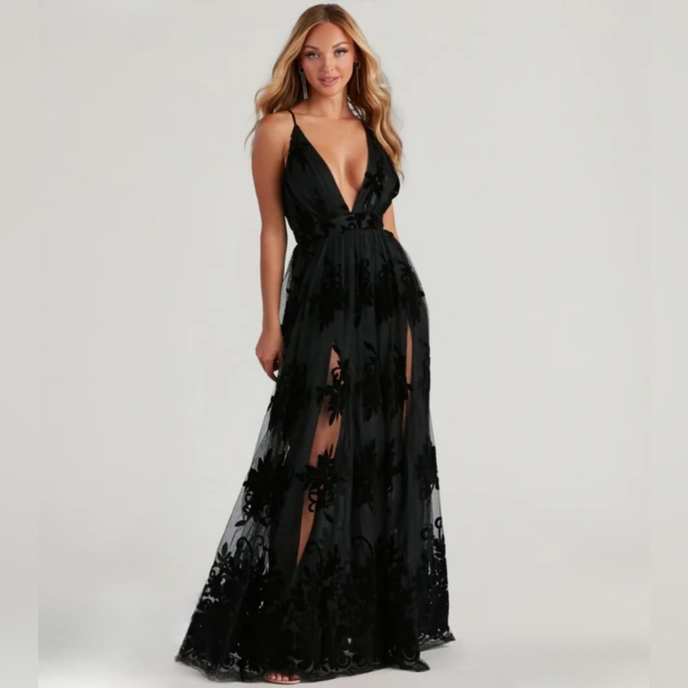 Windsor Black Sleeveless Plunge Gown